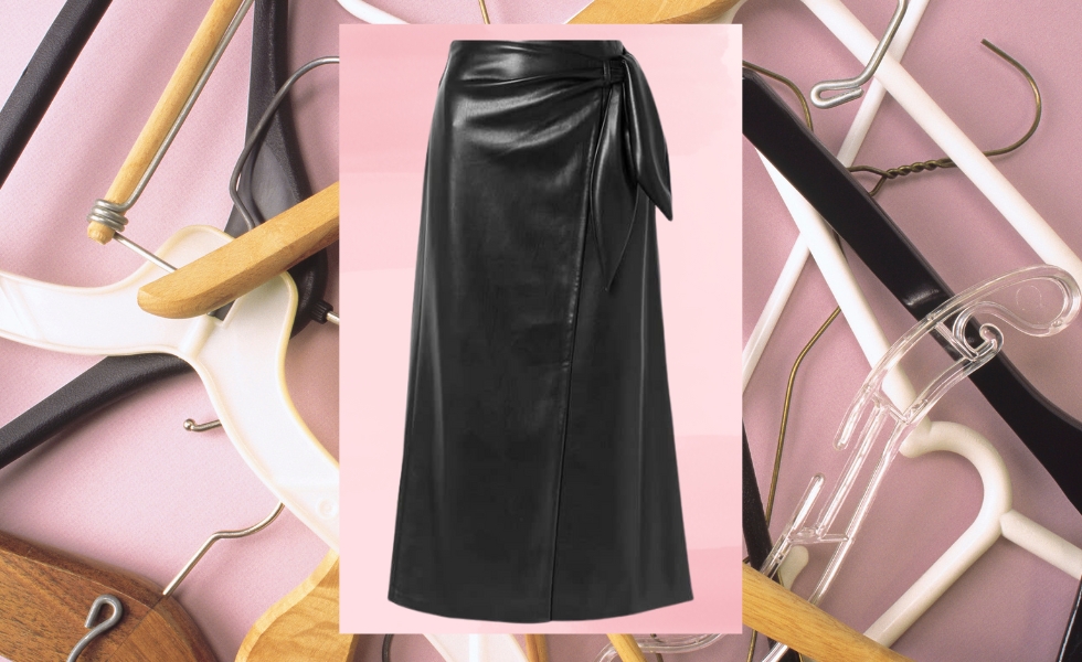 تنورة ميدي جلدية - قطع ملابس أساسية لابد من وجودها في خزانتك