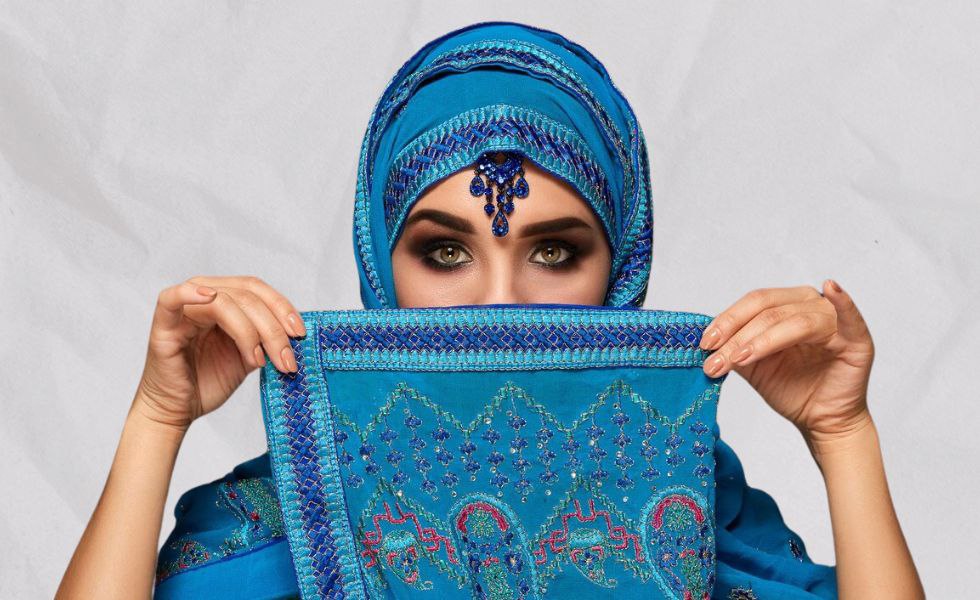 عباية جاكار مزينة بأزرار باللون الأزرق - مجموعة من أفكار الأزياء الرمضانية لإطلالات أنيقة لهذا العام
